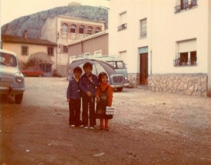 1976-03-20 Spain Bill Hayden wrote the fresh egg run -- 3 kids spain on2